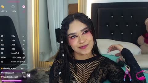 Snapshot of coraline_v chatting on December 5, 3:55 pm Coraline connected from 10 pm to 6 am Colombia time online show from December 5, 3:55 pm