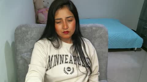 couplecaliente10 online show from January 14, 12:40 am