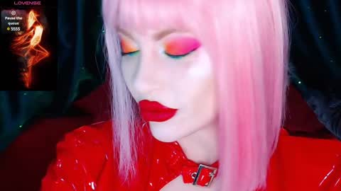 Snapshot of crazypinkyball chatting on December 4, 1:36 pm Roxy online show from December 4, 1:36 pm