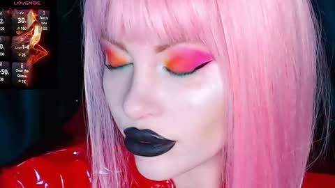 Snapshot of crazypinkyball chatting on December 5, 3:12 pm Roxy online show from December 5, 3:12 pm