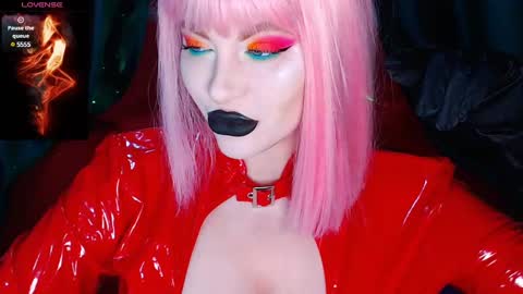 Snapshot of crazypinkyball chatting on December 7, 1:35 pm Roxy online show from December 7, 1:35 pm