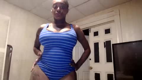 Snapshot of creamyexotica chatting on September 15, 5:58 pm CreamyExotica online show from September 15, 5:58 pm