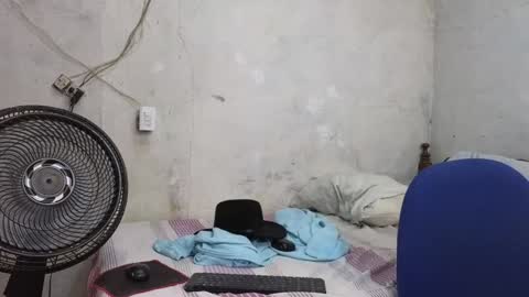 Snapshot of cris_simons chatting on January 18, 10:28 pm cris_simons online show from January 18, 10:28 pm