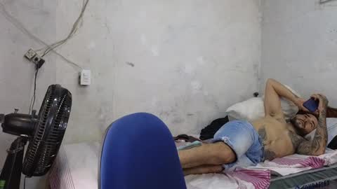 Snapshot of cris_simons chatting on January 19, 1:32 am cris_simons online show from January 19, 1:32 am