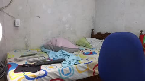 Snapshot of cris_simons chatting on December 22, 7:10 pm cris_simons online show from December 22, 7:10 pm