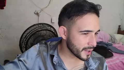 Snapshot of cris_simons chatting on February 17, 11:33 pm cris_simons online show from February 17, 11:33 pm