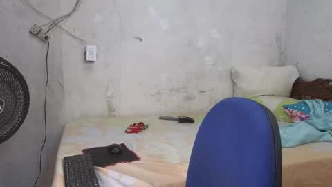 Snapshot of cris_simons chatting on December 3, 4:53 am cris_simons online show from December 3, 4:53 am