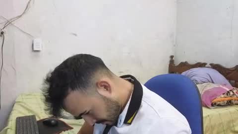 Snapshot of cris_simons chatting on December 2, 12:34 am cris_simons online show from December 2, 12:34 am