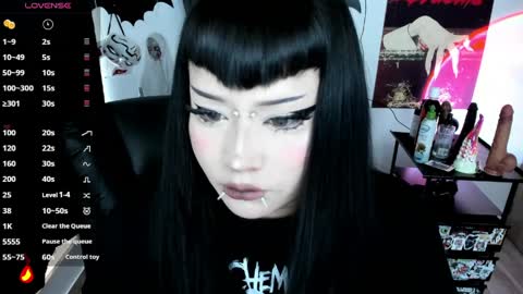 Cris online show from April 8, 3:37 pm
