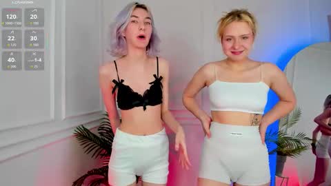 Snapshot of crystalluna__ chatting on October 15, 11:44 am Mia online show from October 15, 11:44 am