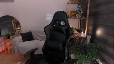 Snapshot of crystalluna__ chatting on October 2, 2:05 pm Mia online show from October 2, 2:05 pm