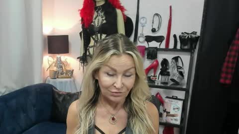 CrystalHotty online show from May 28, 4:32 am