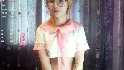 Snapshot of cucumber_kringe chatting on October 13, 7:32 am Sia online show from October 13, 7:32 am