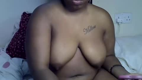 curvy_nelly1 online show from May 15, 11:23 pm