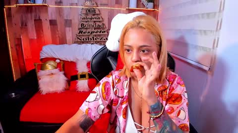 Snapshot of cute_elii chatting on December 9, 12:45 am Independent Model online show from December 9, 12:45 am