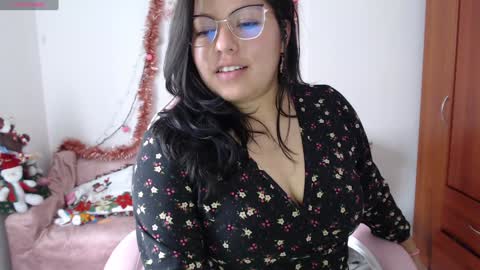Snapshot of cutejess45 chatting on December 5, 5:44 pm tell me jess   online show from December 5, 5:44 pm