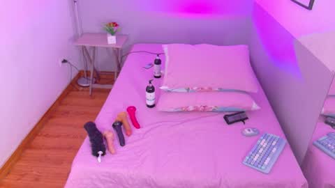 cutepetitee online show from December 3, 7:36 pm