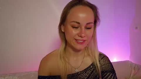 cutie_xoxo_ online show from June 18, 8:14 pm