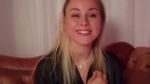 cutie_xoxo_ online show from June 29, 8:19 pm