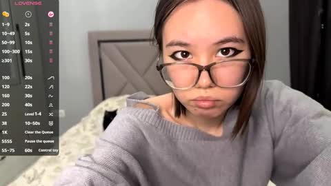 Akemi online show from December 2, 9:40 am