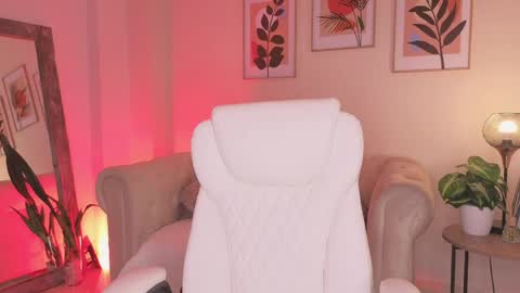 Dahiann Walcott online show from April 16, 9:39 pm