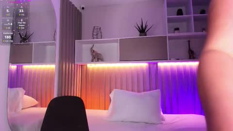 dahianthompson1_ online show from December 5, 4:12 am