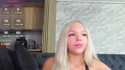 Snapshot of daisy_abby03 chatting on October 18, 7:45 am DaIsy Abby online show from October 18, 7:45 am