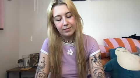 daisymynx online show from April 16, 1:06 am