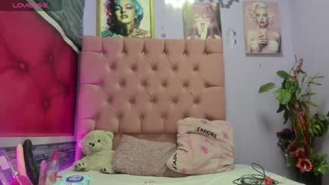 Snapshot of dakotaks chatting on October 9, 4:51 am Mariana online show from October 9, 4:51 am
