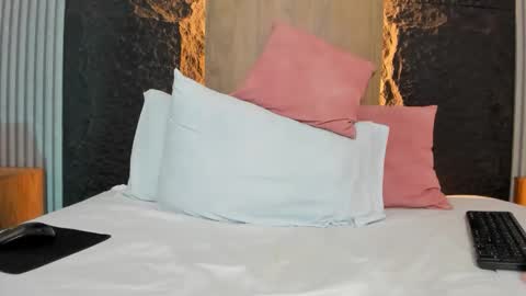 D A L I L A online show from December 17, 9:10 pm