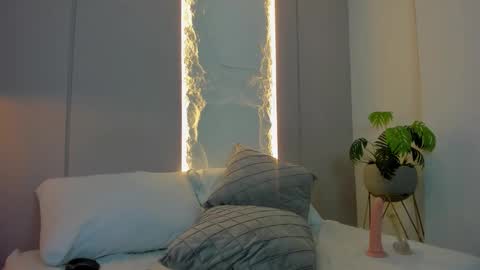 D A L I L A online show from February 4, 8:13 pm