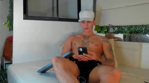 Snapshot of damian_queen chatting on October 19, 4:17 am damian key online show from October 19, 4:17 am