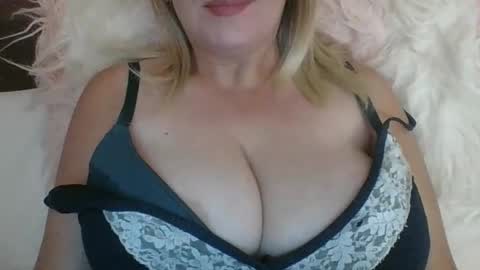 Snapshot of danahotmilf chatting on December 6, 10:00 am DanaHotMILF online show from December 6, 10:00 am