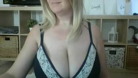 Snapshot of danahotmilf chatting on February 13, 10:55 am DanaHotMILF online show from February 13, 10:55 am