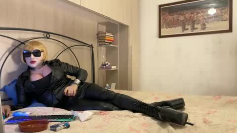 danastone_livingdoll online show from December 7, 2:30 pm