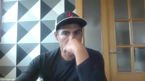 Snapshot of daniel_surfer chatting on December 13, 11:13 am Daniel  online show from December 13, 11:13 am