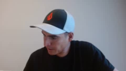 Snapshot of daniel_surfer chatting on December 27, 1:28 pm Daniel  online show from December 27, 1:28 pm