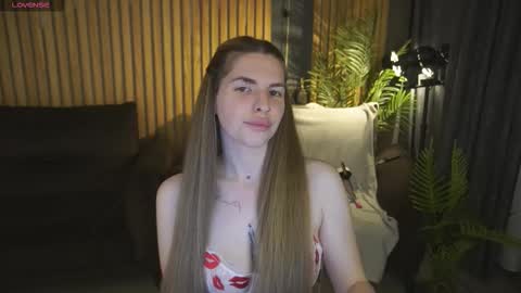 danielareign online show from March 26, 2:11 pm