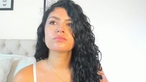 Snapshot of daphne_24 chatting on October 2, 12:48 pm Antonella Mora online show from October 2, 12:48 pm