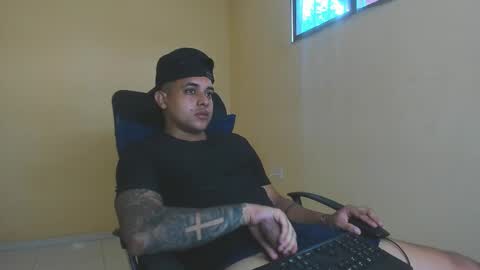 Snapshot of davidlenonn_ chatting on October 23, 2:51 pm Lennon online show from October 23, 2:51 pm