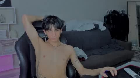 Snapshot of davisross chatting on December 1, 10:56 pm davis online show from December 1, 10:56 pm