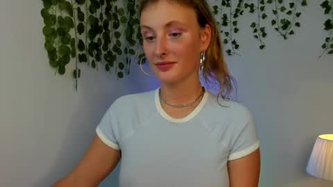 Snapshot of dayna_sunset chatting on October 5, 11:18 am dayna_sunset online show from October 5, 11:18 am