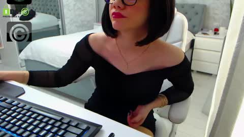 Elly online show from February 26, 9:44 am