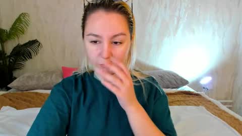 Snapshot of debbie_taylor chatting on October 13, 5:15 pm Debbie Mon Tue Fri Sun Sat GMT 3 1000am - 0400pm online show from October 13, 5:15 pm