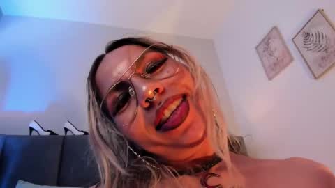 Snapshot of delilah_fix chatting on October 4, 9:01 pm della online show from October 4, 9:01 pm