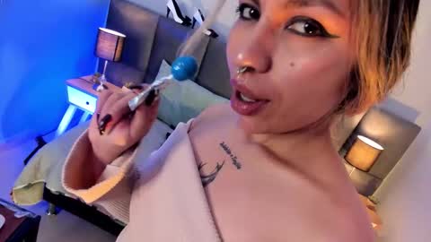 Snapshot of delilah_fix chatting on October 3, 9:01 pm della online show from October 3, 9:01 pm