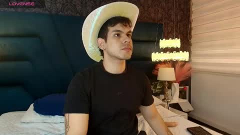 derek_voss online show from June 3, 12:41 pm