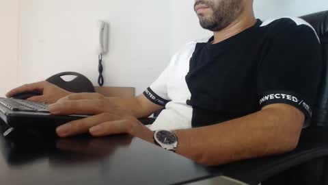 Snapshot of derrik_ chatting on December 10, 6:17 pm     online show from December 10, 6:17 pm