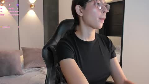 Snapshot of desireee_ chatting on October 9, 12:43 pm desire online show from October 9, 12:43 pm