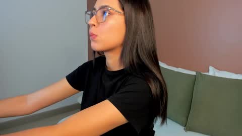 Snapshot of desireee_ chatting on September 18, 12:31 pm desire online show from September 18, 12:31 pm